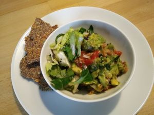 Guacamole (raw vegan) & raw vegan carrot bread 🥑🍅🌱🧄🌱🥕 avocado, tomato, cilantro, garlic, spring onion 💕💕💕 the BEST I EVER had in a restaurant BY FAR 💕 at BEMBA rawfood & plant-based in Bratislava