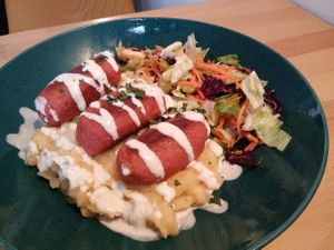 Vegan Ćevapčići with mashed potatoes (not raw) & salad 🫛🧅🥔🥬🥕🌱 pea mixture, onion, potatoes (a vegan non-rawfoodie of our group had it & said it was great 💕) at BEMBA rawfood & plant-based in Bratislava