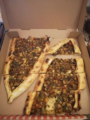 Pide Mantar Vegan at Loriental Turkish Food in Oberkirch