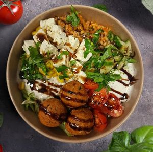Hirtenbowl mit Chi-Bällchen (Bulgur). In vegetarisch oder vegane Ausführung.  at Loriental Turkish Food in Oberkirch