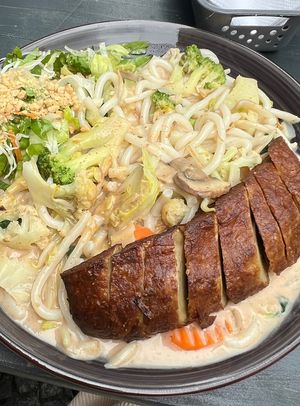 Vegane Ente und Udon-Nudeln 😍  at Tramy - Vietnam Kitchen in Berlin