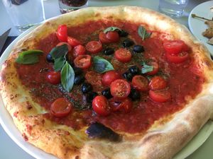 Pizza Marinara mit zusätzlich Oliven   at L'Angelo in Barbizon