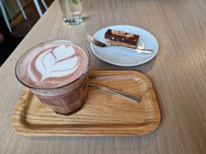 Trinkschokolade mit Hafermilch & Peanut Snickers at green & berry in Bad Homburg