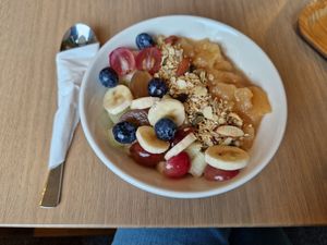 Porridge mit Apfelmus, Granola und Früchten at green & berry in Bad Homburg