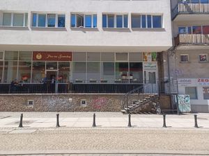 Piec na Szewskiej on the left is an omni pizzeria with vegan options at Saravana's Dosa and Curry in Wroclaw