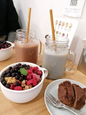 All vegan: Acai Bowl, Muffin, Black and Brown Smoothie ❤️😍👌🏻🤘🏻 at ONE EARTH in Hiroshima