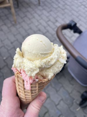 Banana + Strawberry  at Milchbar Pinguin in Leipzig