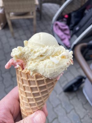 Banana + Strawberry  at Milchbar Pinguin in Leipzig