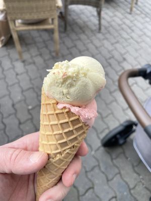 Banana + Strawberry  at Milchbar Pinguin in Leipzig