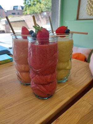 Blauwe bes en framboos / aardbei / ananas en mango at Sappig in Hasselt