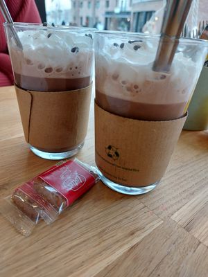 Heerlijke vegan chocomelk mét slagroom. at Sappig in Hasselt