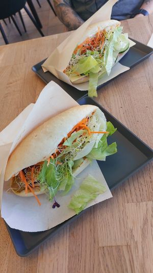 Sandwich hot-dog et sandwich mortadelle - fromage (même si on ne voit pas la différence sur la photo) at Sappig in Hasselt