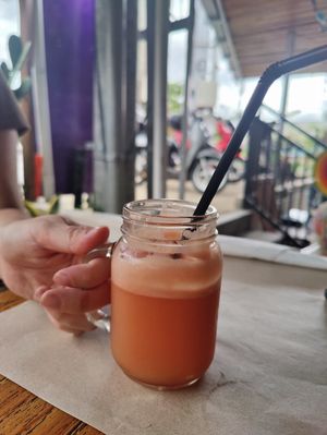 Pink beach juice at The Juice Bar by Bajo Bloom in 
