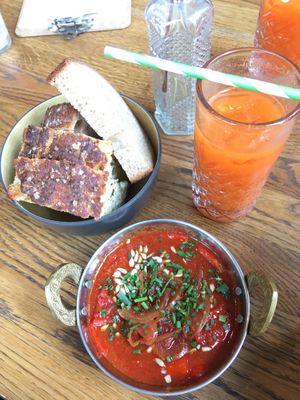Shakshuka und Möhren-Ingwersaft.   at Ritter Wülfing in Cologne
