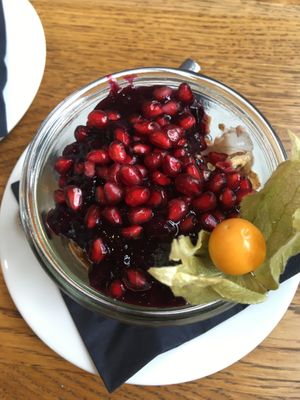 Granola mit Heidelbeer-Kompott und veganem Joghurt  at Ritter Wülfing in Cologne