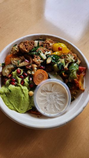 Veggie Bowl auf Reis mit Tahini-Sauce at SimSim in Reutlingen