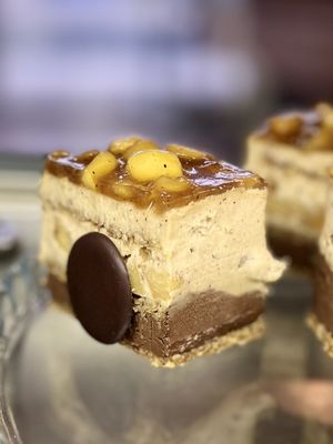 Pâtisseries végétales, produits vegan avec ou sans cuisson pour servir les saveurs délicates du chocolat 💋  at La Cabosse Enchantée in La Rochelle
