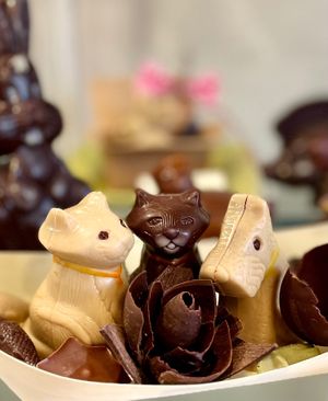 Sujets de Pâques réalisé à la main, confection artisanale et vegan 🌱 praliné onctueux à découvrir dans nos sujets 💚 at La Cabosse Enchantée in La Rochelle