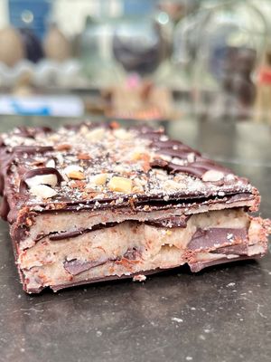Spécialité de la boutique LE VRAC ! Chocolat à la coupe ici c’est notre merveilleux Amant, fines plaques de chocolat et pâte d’amande. 💋 at La Cabosse Enchantée in La Rochelle