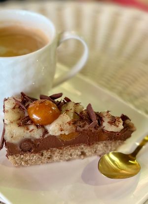 Salon de thé à la Cabosse, pâtisseries végétales en dégustation et s’enivrer d’infusion cacao ou de chocolat maison. 💋 at La Cabosse Enchantée in La Rochelle