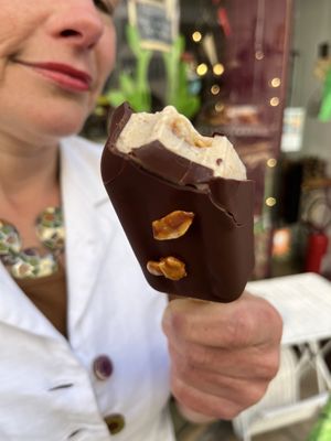 Saison des glaces officiellement ouverte! Glace cacahuètes, caramel et chocolat 💋  at La Cabosse Enchantée in La Rochelle