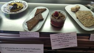 Raw strawberry and raspberry crumble at La Cabosse Enchantée in La Rochelle