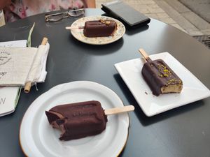 Glace menthe, glace chai, glace noisettes at La Cabosse Enchantée in La Rochelle