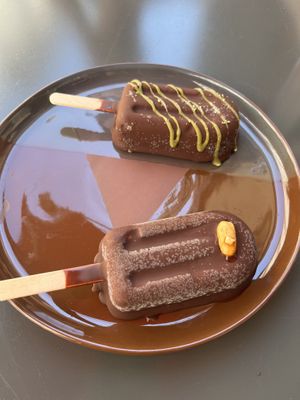 Sehr leckeres selbstgemachtes Eis!   at La Cabosse Enchantée in La Rochelle