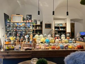 Süßes kleines Café mit Süßigkeitenbar  at Hansel und Gretel in Passau