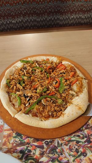 Barbecue pizza at Pizza Hut in Coimbra