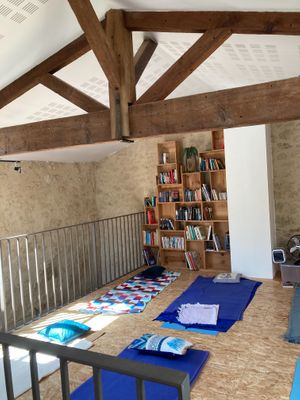 Mezzanine meditation room at A Bedat Life in Saint-aubin-de-branne