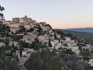 Vue le soir en allant au village at La Bastide de Pierres in Gordes
