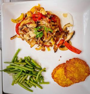 Veganes Sojaschnitzel mit Pfeffersosse an Bohnen, Pilzen und Paprika mit Berner Rösti   at Zum Hexenhäuschen in Gelsenkirchen
