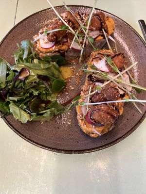 Brood ‘loaded hummus'  at Natuurpoort Groot Speijck in Oisterwijk