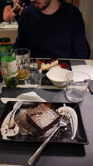 In primo piano un Brownie vegan alla banana molto buono! In secondo piano una cheesecake cotta vegetariana at Osteria di Fuori Porta in Padua