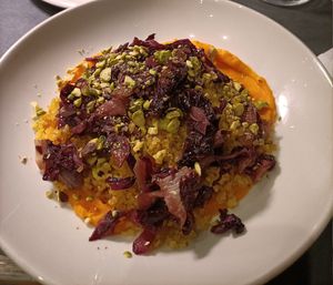 Bulgur con radicchio, pistacchi e crema di zucca at Osteria di Fuori Porta in Padua