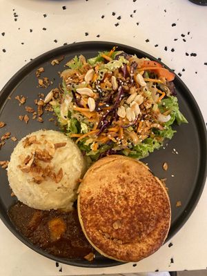 Vegan pie with mashed potato, chutney, and salad at Pie Me Cafe am Frankenbad in Bonn