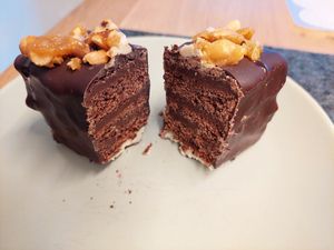 Peanut caramel slice (4.45 to go, else 5.95) at Streiter in Kassel