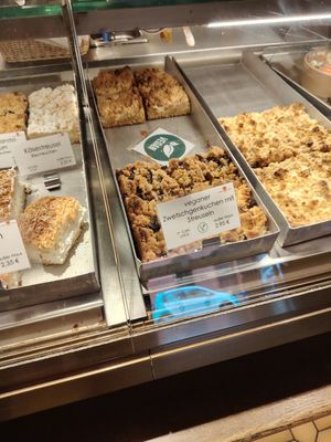 Veganer Zwetschgenkuchen mit streuseln at Streiter in Kassel