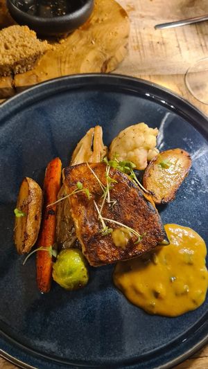 Steak de céleri rave aux épices jamaïcaines et poêlées de légumes at Entre Nous in Hamois