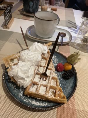 Vegane Waffel mit Puderzucker und Veganer Sahne  at Pittis CaféBar Föhr in Wyk Auf Foehr