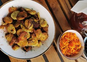 Bratkartoffeln mit Pilzen und Kräutern // Möhrensalat at Café Arbat in Rostock