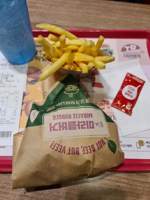 The menu costs 7300 won (5€) at Lotteria in Gyeongju