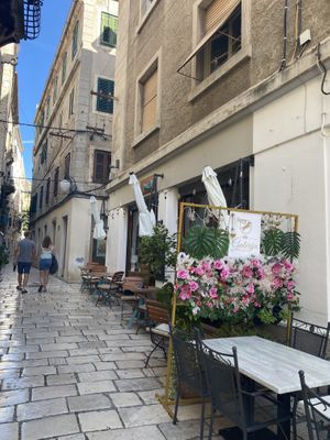 One review said that it was only open mon- Fri but we went on a Saturday   at Pa'kai Food Fortress in Sibenik