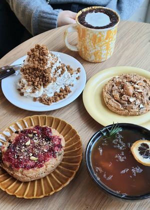 2 cookies, 1 pudding, 2 drinks at Thea 떼아 in Seoul