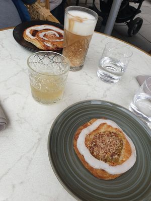 Cinnamon roll, latte macchiato and danish pastry at Bistro Verde in Copenhagen
