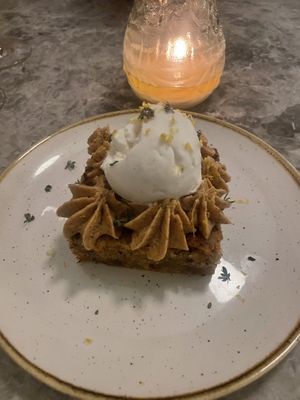 Carrot cake and vanilla ice cream to finish 😍  at Bistro Verde in Copenhagen