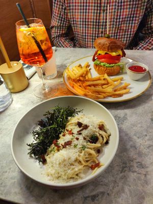 Carbonara and burger in the background at Bistro Verde in Copenhagen