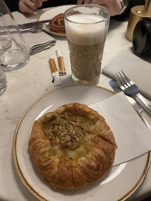 pastries (cinnamon roll & spandauer) and a latte macchiato  at Bistro Verde in Copenhagen