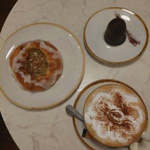 "Spandauer", Flødeboller and Pumpkin Spice Latte at Bistro Verde in Copenhagen